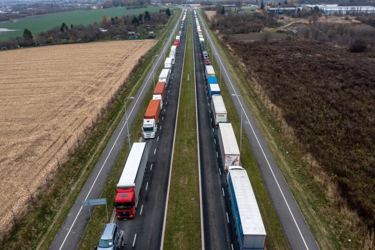 Rolnicy z "Oszukanej wsi", którzy od kilku dni blokują przejście graniczne w Medyce na Podkarpaciu, od dziś będą prowadzić protest przez całą dobę. Przepuszczają auta osobowe, autokary oraz TIR-y, ale tylko z pomocą humanitarną i sprzętem wojskowym. Nie wykluczają jednak zaostrzenia protestu.