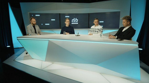 "Do jednej bramki" NA ŻYWO w każdy poniedziałek o godz. 12.00 w Interii oraz  Polsat BOX Go .
W tekście zawarto link serwisu partnerskiego
