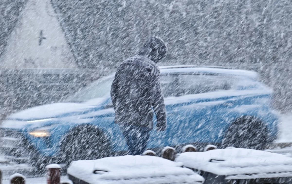 Instytut Meteorologii i Gospodarki Wodnej wydał ostrzeżenia pierwszego stopnia dla części kraju przed intensywnymi opadami śniegu. Możliwy jest przyrost pokrywy śnieżnej o 15 cm do 25 cm. Alerty dotyczą południa kraju, południowego zachodu, a także części województwa pomorskiego. Tej nocy temperatura może spaść nawet do -12 stopni.