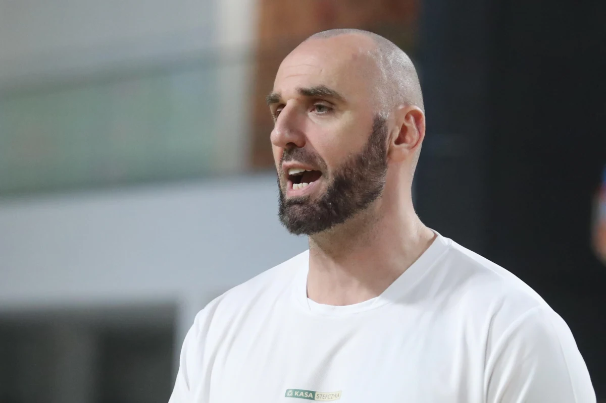 "Nie, nie będę już pomagał zawodnikom Wizzards. Myślę, że ten temat jest zamknięty na obecną chwilę" – powiedział Marcin Gortat w rozmowie z reporterem RMF FM Markiem Wiosło. „Ten pierwszy rok jako asystenta trenera był ciekawym doświadczeniem, ale chyba nie do końca jestem gotowy zobligować się na 8-9 miesięcy pracy w jednym klubie” - dodał. Polskiego mistrza koszykówki nasz dziennikarz pytał również o plany, opinię o Jeremym Sochanie, Victorze Wembanyamie, LeBronie Jamesie, a także o możliwości organizacji meczu NBA w Polsce.