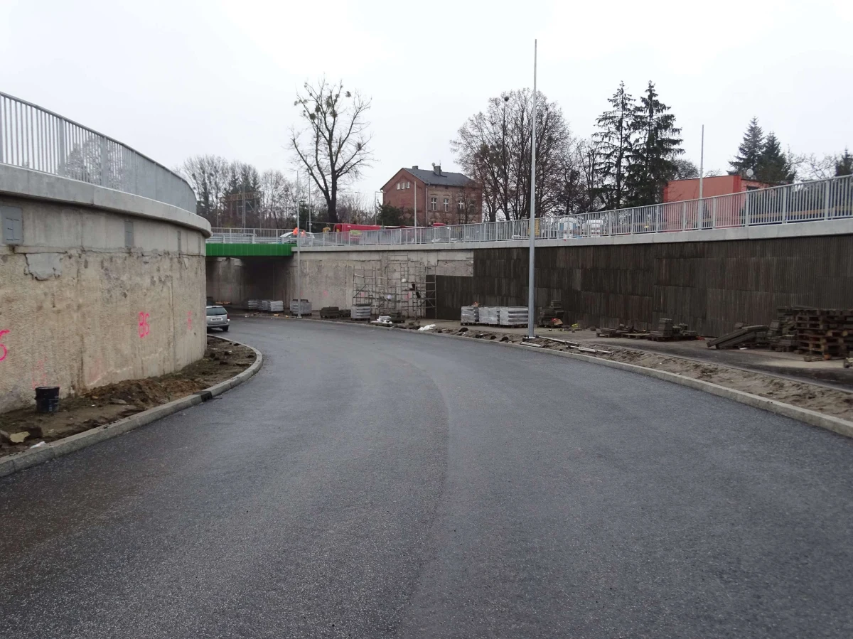 Na tę wiadomość czekają nie tylko kierowcy. Jeszcze w tym roku planowane jest oddanie do użytku tunelu w Kobylnicy - poinformował starosta poznański Jan Grabkowski. Tunel usprawni ruch i  skróci też czas dojazdu do Swarzędza i Pobiedzisk. Pierwsi przetestują go piesi.


