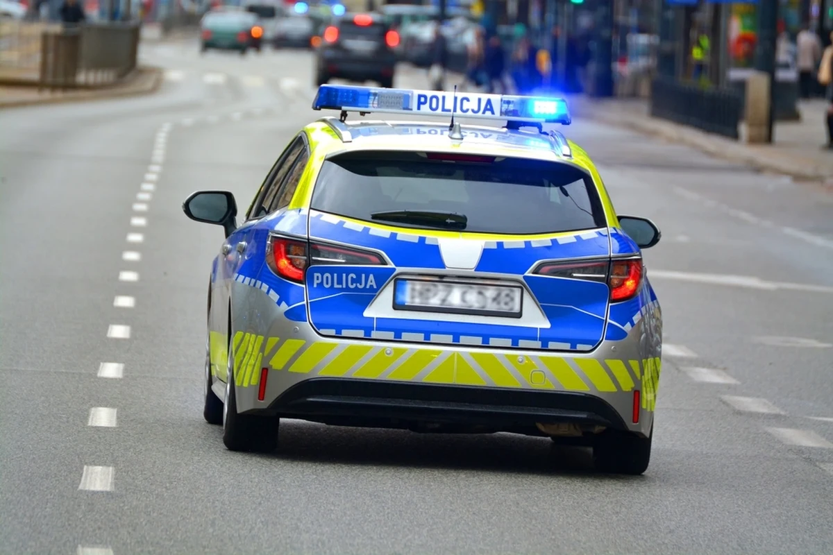 Poważny wypadek na Trasie Łazienkowskiej w Warszawie - na skrzyżowaniu ul. Międzynarodowej i al. Stanów Zjednoczonych miejski autobus zderzył się z autem przewozu osób. Kierowa auta osobowego był reanimowany i trafił do szpitala - powiedziała podkom. Małgorzata Wersocka z Komendy Stołecznej Policji.