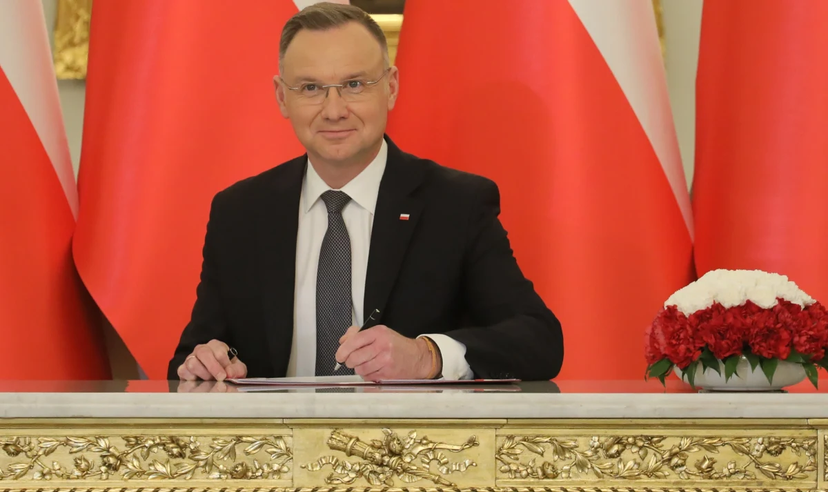 "Przed rządem czas wielkich wyzwań, które powinny być podjęte przez ludzi energicznych, dynamicznych, którzy młodymi oczyma patrzą na rzeczywistość, nie boją się podejmować wyzwań, a jednocześnie mają doświadczenie" - powiedział prezydent Andrzej Duda podczas zaprzysiężenia nowego rządu. Wymienił on m.in. sytuację geopolityczną, w tym wojnę na Ukrainie, zmiany traktatów UE i transformację energetyczną.