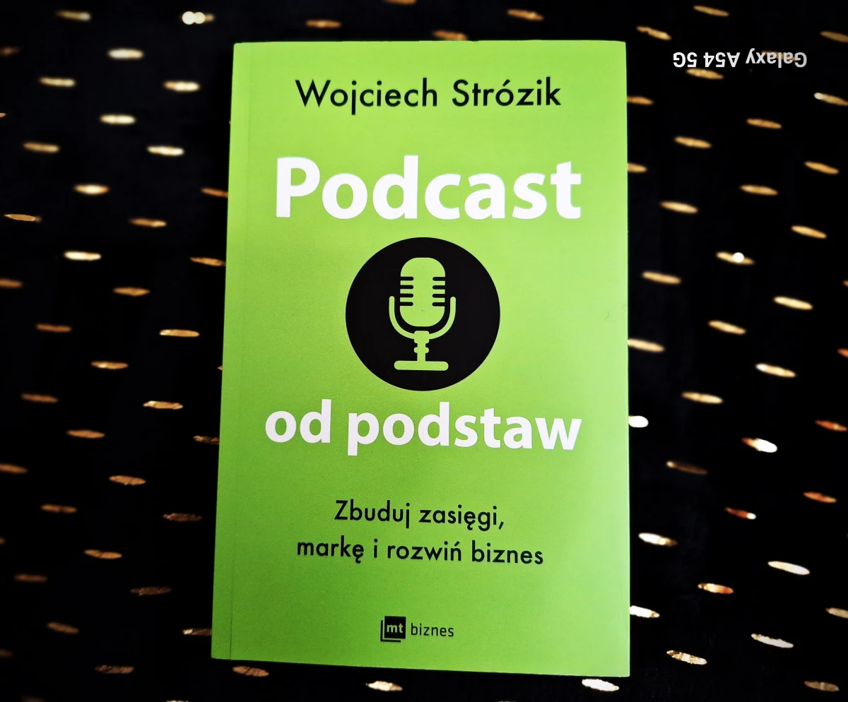 "Podcast od podstaw. Zbuduj zasięgi, markę i rozwiń biznes" to doskonały, klarowny i pełen fachowej wiedzy oraz cennych porad, podręcznik dla podcasterów. Nie tylko dla tych początkujących, także dla profesjonalnych twórców nagrań: programów audio i słuchowisk. Rozmawiałem z autorem tomu, doświadczonym podcasterem - Wojciechem Strózikiem.