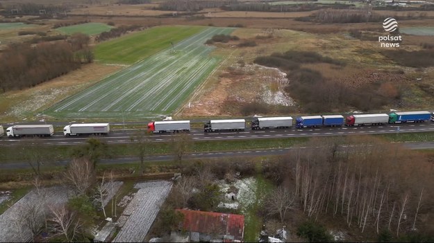 Gigantyczne kolejki po obu stronach polsko-ukraińskiej granicy. Przewoźnicy i rolnicy zaostrzają protest - w Medyce będą blokować ruch całą dobę. Już teraz kierowcy czekają tam na odprawę prawie 130 godzin. Protestujący domagają się od Unii Europejskiej zniesienia komercyjnych zezwoleń dla ukraińskich firm transportowych.Materiał dla "Wydarzeń" przygotowała Katarzyna Szczyrek.