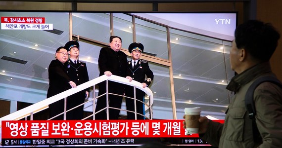 Przywódca Korei Północnej Kim Dzong Un otrzymał „szczegółowe zdjęcia” Białego Domu, Pentagonu i lotniskowców w bazie marynarki USA, wykonane przez wystrzelonego niedawno pierwszego satelitę szpiegowskiego jego kraju - podała północnokoreańska agencja KCNA.