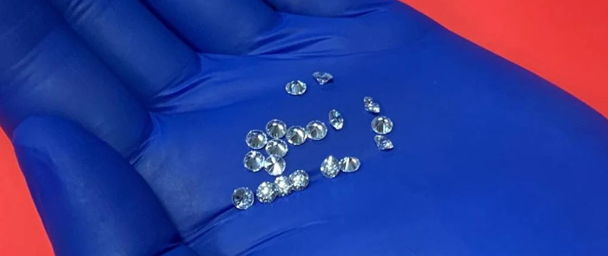 Podróżna z Dubaju w skarpetce i opakowaniach po kosmetykach ukryła kamienie szlachetne. Wartość przemycanych diamentów, szmaragdów i rubinów oszacowano na ponad 950 tys. zł. Przemyt udaremniła Mazowiecka Krajowa Administracja Skarbowa (KAS) na lotnisku Chopina w Warszawie.