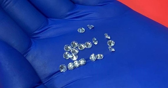 Podróżna z Dubaju w skarpetce i opakowaniach po kosmetykach ukryła kamienie szlachetne. Wartość przemycanych diamentów, szmaragdów i rubinów oszacowano na ponad 950 tys. zł. Przemyt udaremniła Mazowiecka Krajowa Administracja Skarbowa (KAS) na lotnisku Chopina w Warszawie.