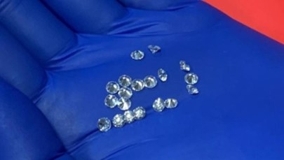 W skarpetce przemycała diamenty warte prawie milion złotych