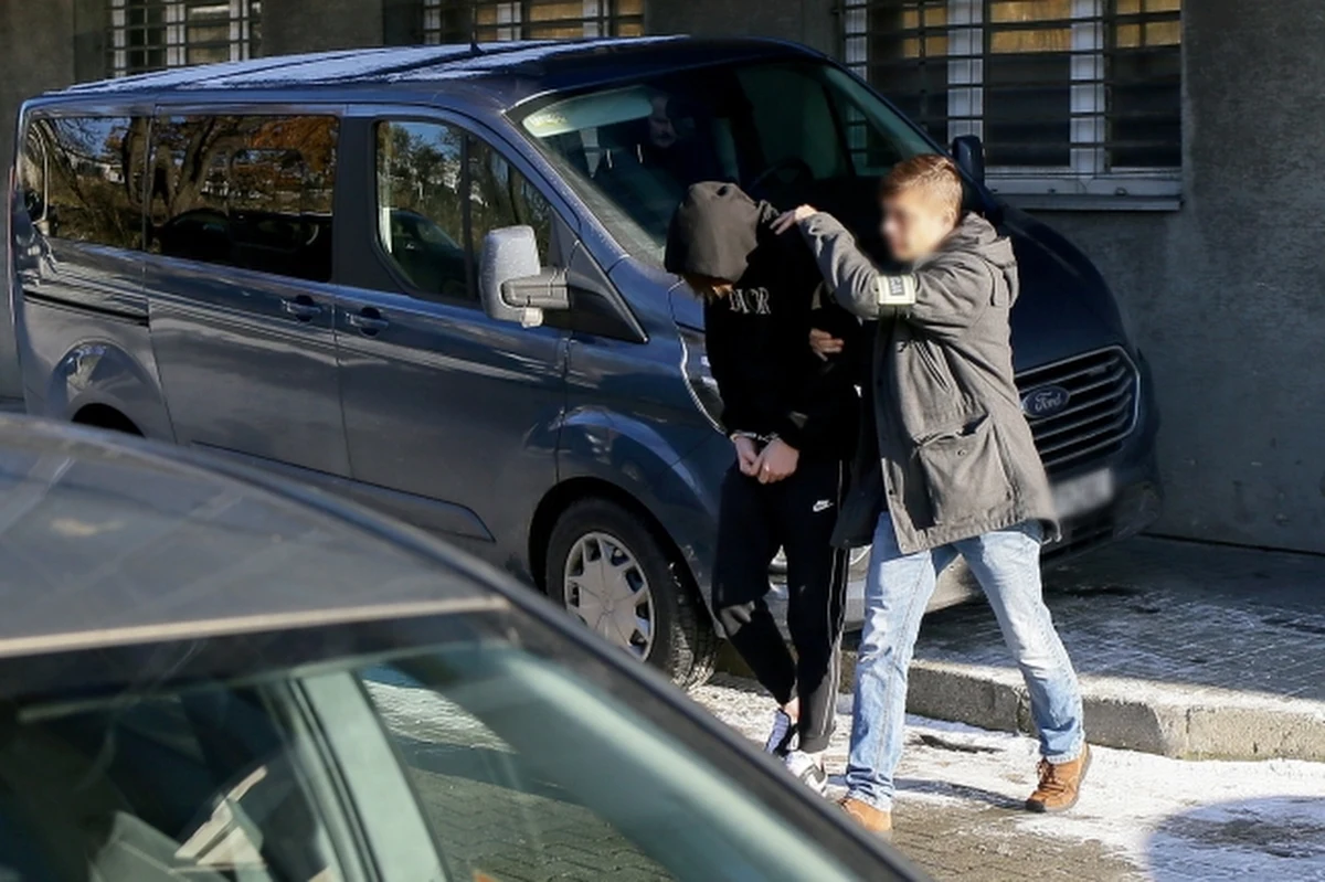 Dwaj patostreamerzy ze Śląska zostali tymczasowo aresztowani przez sąd na 3 miesiące. 18-latkowie zatrzymani w miniony weekend przez śląskich policjantów, odpowiedzą za dopuszczenie się przestępstw przeciwko życiu i zdrowiu. Podczas transmisji w internecie znęcali się nad dwiema młodymi kobietami. Grozi im do 8 lat za kratami.