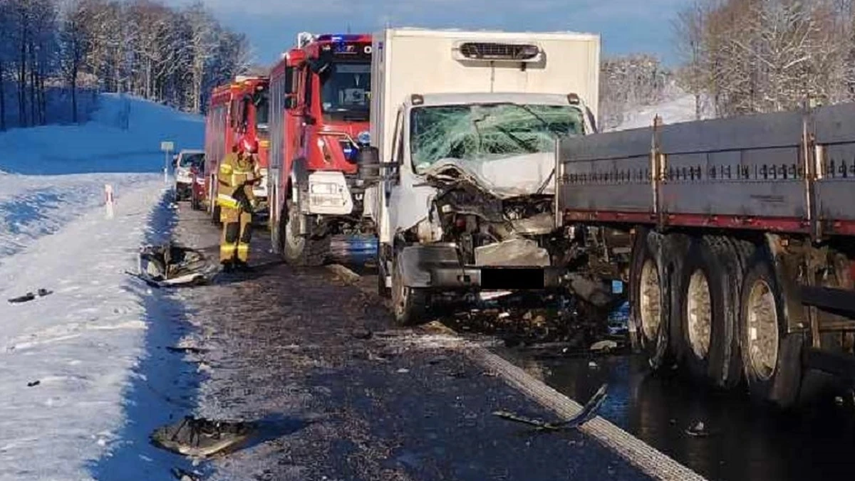 Karambol na trasie S6 z Lęborka do Gdyni na Pomorzu. Zderzyły się tam trzy busy, ciężarówka i samochód osobowy.