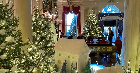 Biały Dom pokazał tegoroczne świąteczne dekoracje. Rezydencja prezydenta USA w Waszyngtonie jest już gotowa na Boże Narodzenie.