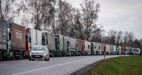 Gotowe są już propozycje rozwiązania problemu polskich przewoźników, którzy od ponad trzech tygodni blokują polsko-ukraińskie przejścia graniczne. Nowe pomysły przygotowały organizacje zrzeszające firmy transportowe. Blokujący granicę sprzeciwiają się przejmowaniu rynku przewozów przez firmy z Ukrainy.  