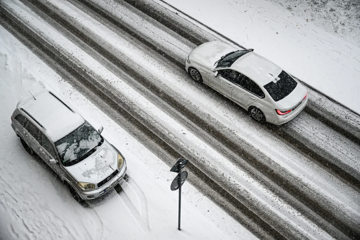 Ostrzeżenia pierwszego stopnia przed intensywnymi opadami śniegu wydane przez Instytut Meteorologii i Gospodarki Wodnej obowiązują w pasie od województwa lubuskiego po Lubelszczyznę. W zależności od regionu, na tym obszarze spaść może od 10 do nawet 25 cm śniegu. 