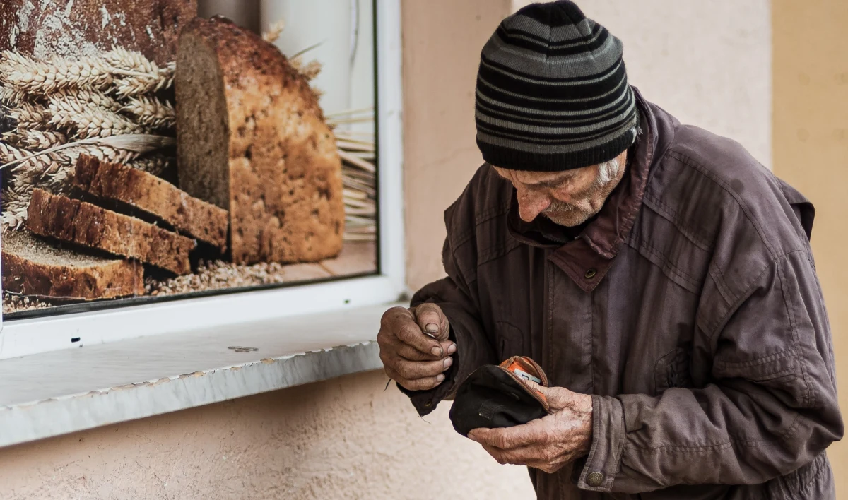 "U wielu osób w Polsce panuje przekonanie, że osoby ubogie są same sobie winne, że za mało się starają, za mało pracują", "do ludzi często nie dociera to, że bieda nie jest żadnym wyborem" – mówił gość Piotra Salaka we wtorkowej Rozmowie w południe w RMF FM i Radiu RMF24, Szymon Żyśko, współautor tegorocznego raportu o biedzie w Polsce. Zachęcał on, by na stronie „Szlachetnej Paczki” przyjrzeć się historii podopiecznych programu i przygotować – wraz z rodziną, czy przyjaciółmi – pomoc dla potrzebujących.
