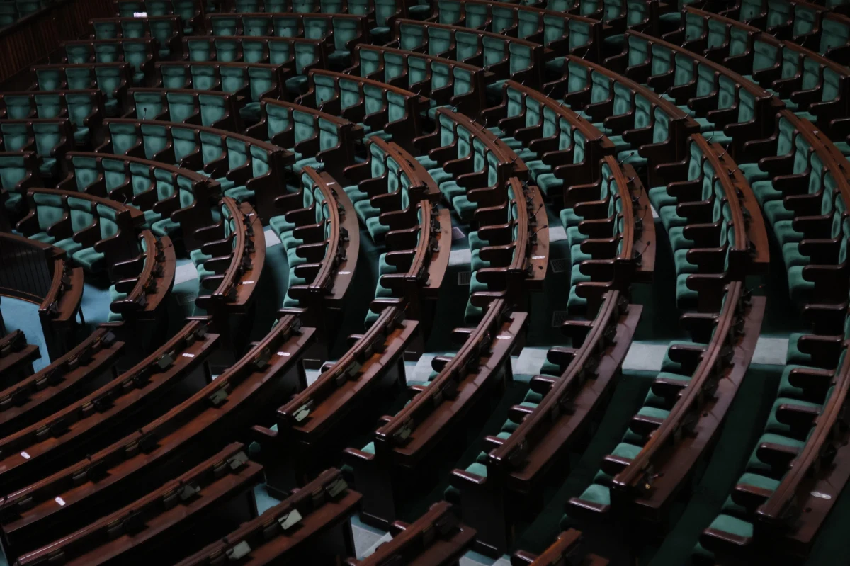 Zamiar powołania w najbliższym czasie trzech komisji śledczych i zapowiedzi powołania kilku kolejnych nakłada się dziś na kłopoty, wywołane powoływaniem kolejnych rządów - wczoraj Mateusza Morawieckiego a za 2 tygodnie zapewne Donalda Tuska. Każde z tych wydarzeń zaburza podział miejsc w powołanych zaledwie tydzień temu komisjach Sejmu.