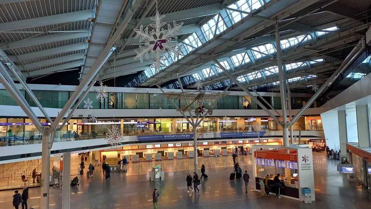 W sobotę, 25 listopada, w terminalu Lotniska Chopina uruchomiono świąteczną iluminację. Oprócz tysięcy światełek nie zabrakło choinki  i Świętego Mikołaja w… samolocie. Część dekoracji tematyką nawiązuje też do patrona portu Fryderyka Chopina. 