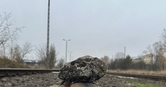 Sąd rodzinny i nieletnich zajmie się 16-latkiem z powiatu gostyńskiego (Wielkopolskie), który położył kamień na torach kolejowych. Kamień rozprysł a jeden z  kawałków wybił szybę i wpadł do wagonu.