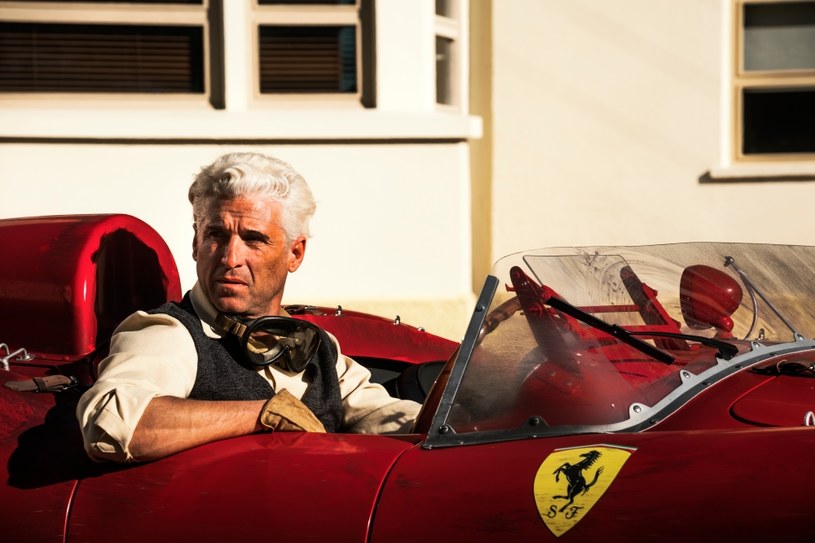 Patricka Dempseya uznano najseksowniejszym mężczyzną 2023 roku! Mało kto wie, że gwiazdor "Ferrari" jest licencjonowanym kierowcą wyścigowym. Czy ułatwiło mu to pracę na planie filmu Michaela Manna?