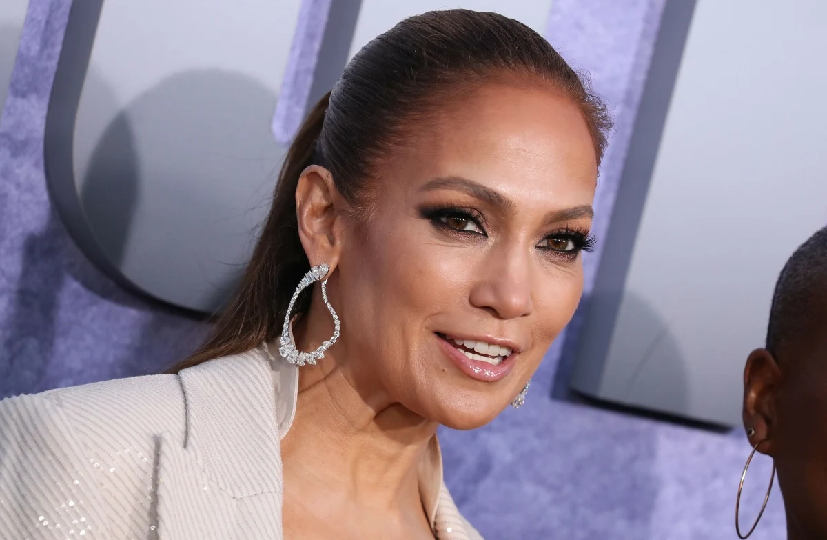 Jennifer Lopez wraca do muzyki. Właśnie ogłosiła datę premiery nowej płyty. Album ukaże się 16 lutego. Równocześnie odbędzie się premiera filmu zatytułowanego tak jak płyta J Lo. "This Is Me... Now" trafi na platformę Amazon Prime. Ma być o karierze, ale też o życiu uczuciowym artystki. 
