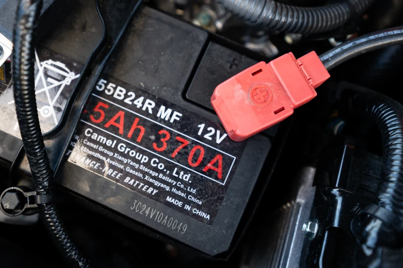 Krótkie trasy wykańczają akumulator 12 V. Wymianę zrobisz sam