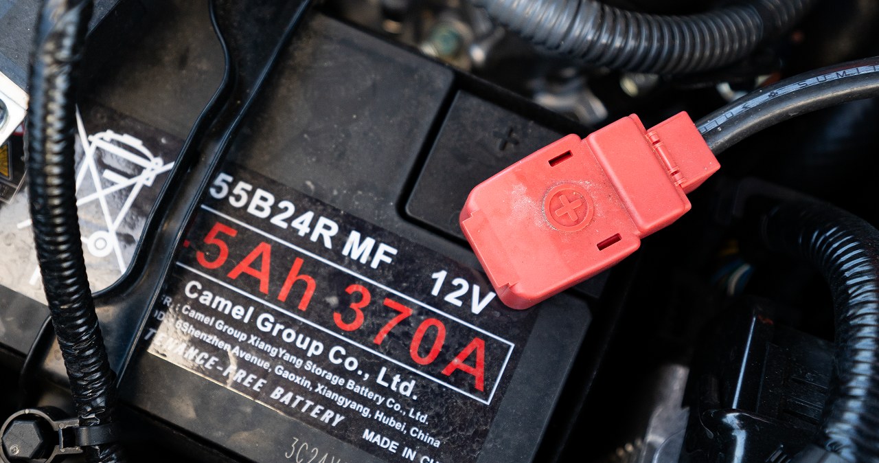 Krótkie trasy wykańczają akumulator 12 V. Wymianę zrobisz sam