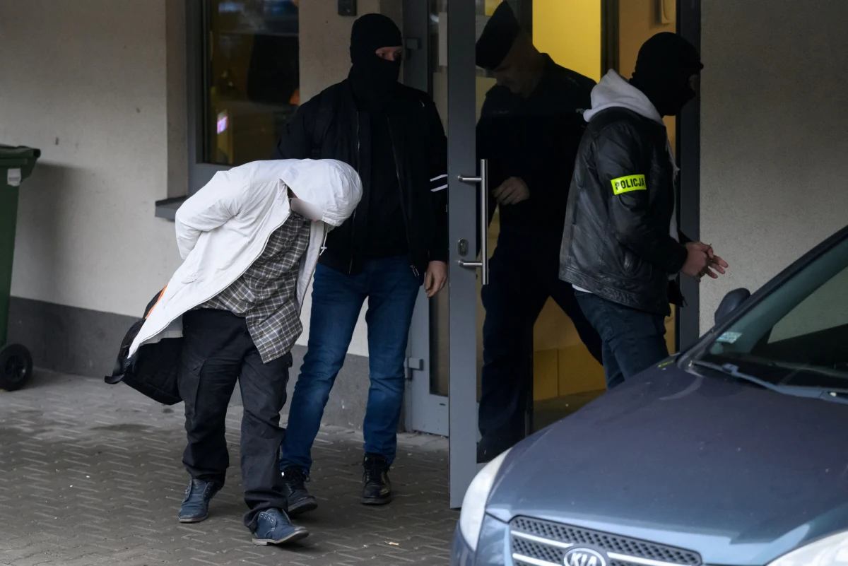 Prokuratura zmieniła kwalifikację dwóch zarzutów przedstawionych 42-latkowi, który w połowie listopada, w podpoznańskim Puszczykowie, udusił swoją żonę i dwie córki. Mężczyzna odpowie za zabójstwo ze szczególnym okrucieństwem.