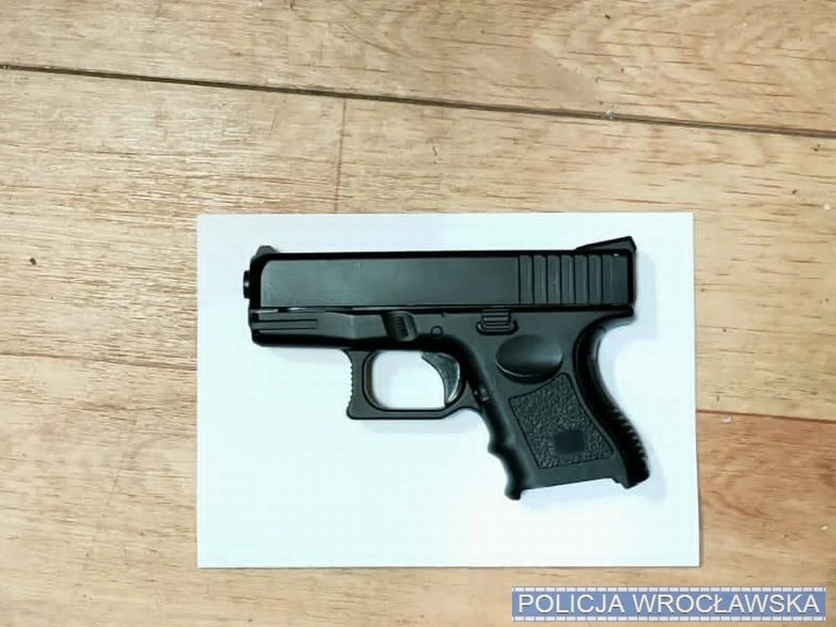 Wrocławscy policjanci zatrzymali mężczyznę, który posługując się przedmiotem przypominającym broń palną, sterroryzował pracownicę placówki handlowej. Napastnik żądał wydania znajdujących się na półkach laptopów oraz gotówki. Dzięki stanowczej reakcji obsługi sklepu, w popłochu uciekł grożąc jednocześnie kobiecie. Kilkanaście godzin później został zatrzymany. 28-latkowi grozi  kara do 10 lat pozbawienia wolności. Mężczyzna został tymczasowo aresztowany. 