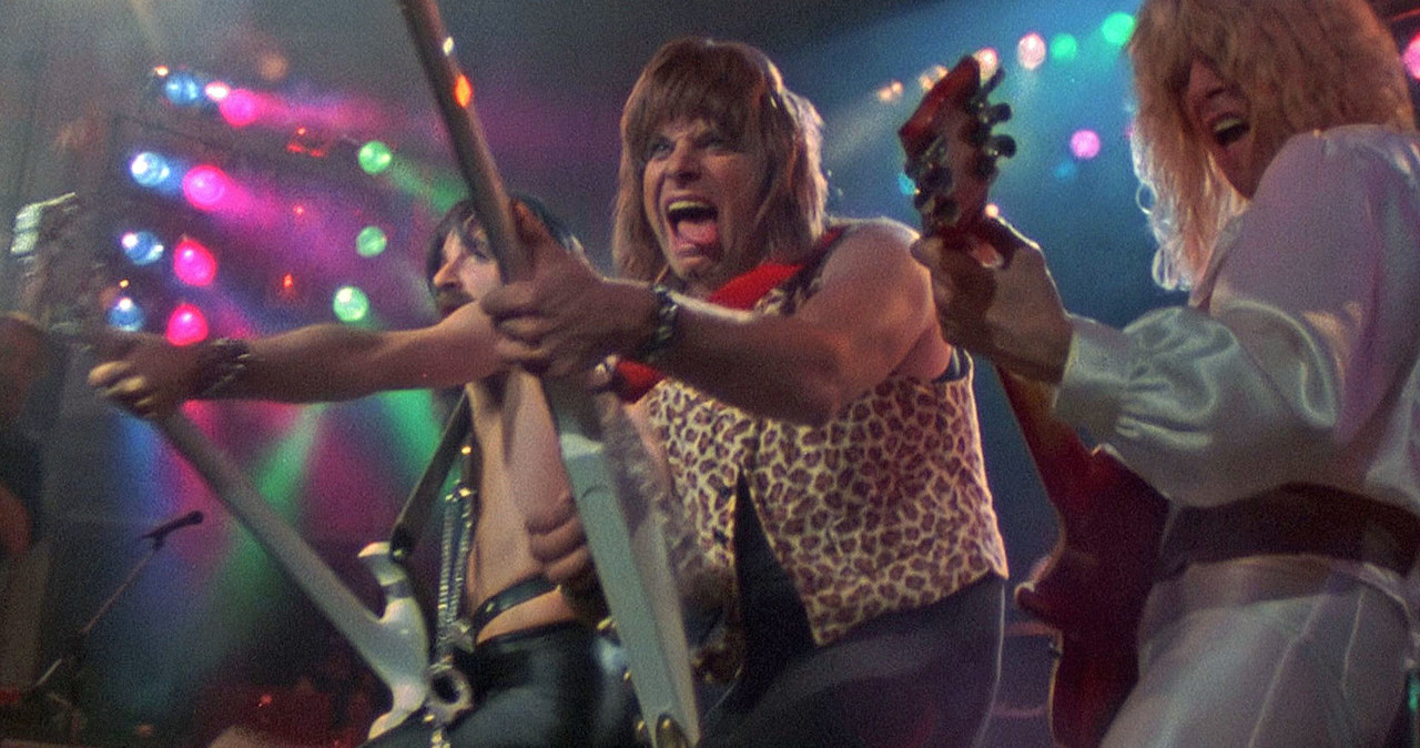 Rob Reiner, który wyreżyserował muzyczny film "Spinal Tap", zapowiedział powstanie sequela kultowej produkcji. Na ekranie, obok gwiazd oryginału: Christophera Guesta, Michaela McKeana i Harry'ego Shearera, zobaczymy w gościnnych rolach Paula McCartneya, Eltona Johna i Gartha Brooksa.