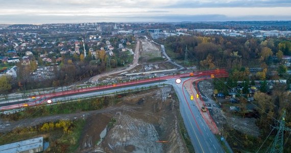 Jak informuje GDDKiA pogoda nie pozwala na pomalowanie nowych znaków na Alei Solidarności w Nowej Hucie, dlatego też od jutra nie zostanie zamknięty  fragment jezdni na Alei i nie zostanie zmieniona organizacja ruchu. 
