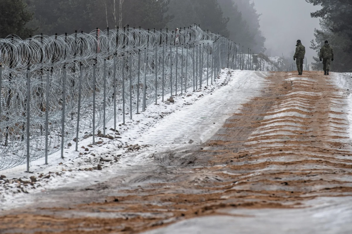 Ponad 21 tys. złotych zadośćuczynienia za niesłuszne zatrzymanie przez policję ma otrzymać wolontariuszka punktu interwencji kryzysowej KIK, działającego przy polsko-białoruskiej granicy - zdecydował Sąd Okręgowy w Białymstoku. Wyrok nie jest prawomocny.

