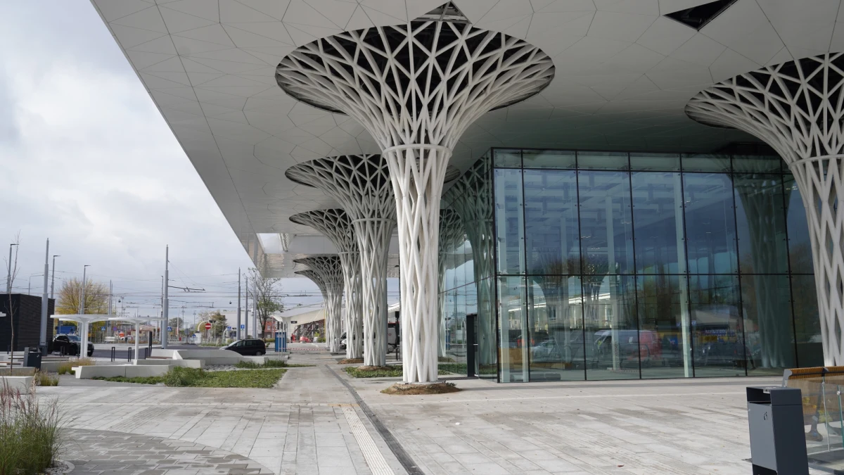 Powiatowy Inspektorat Nadzoru Budowlanego wydał pozwolenie na użytkowanie Dworca Lublin - poinformowała Justyna Góźdź z Kancelarii Prezydenta Miasta. Oznacza to, że budynek spełnia wszelkie wymogi prawa budowlanego i został wykonany zgodnie z projektem. 

