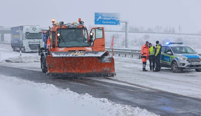 Zima paraliżuje Niemcy. Zablokowane drogi, uczniowie utknęli w szkole