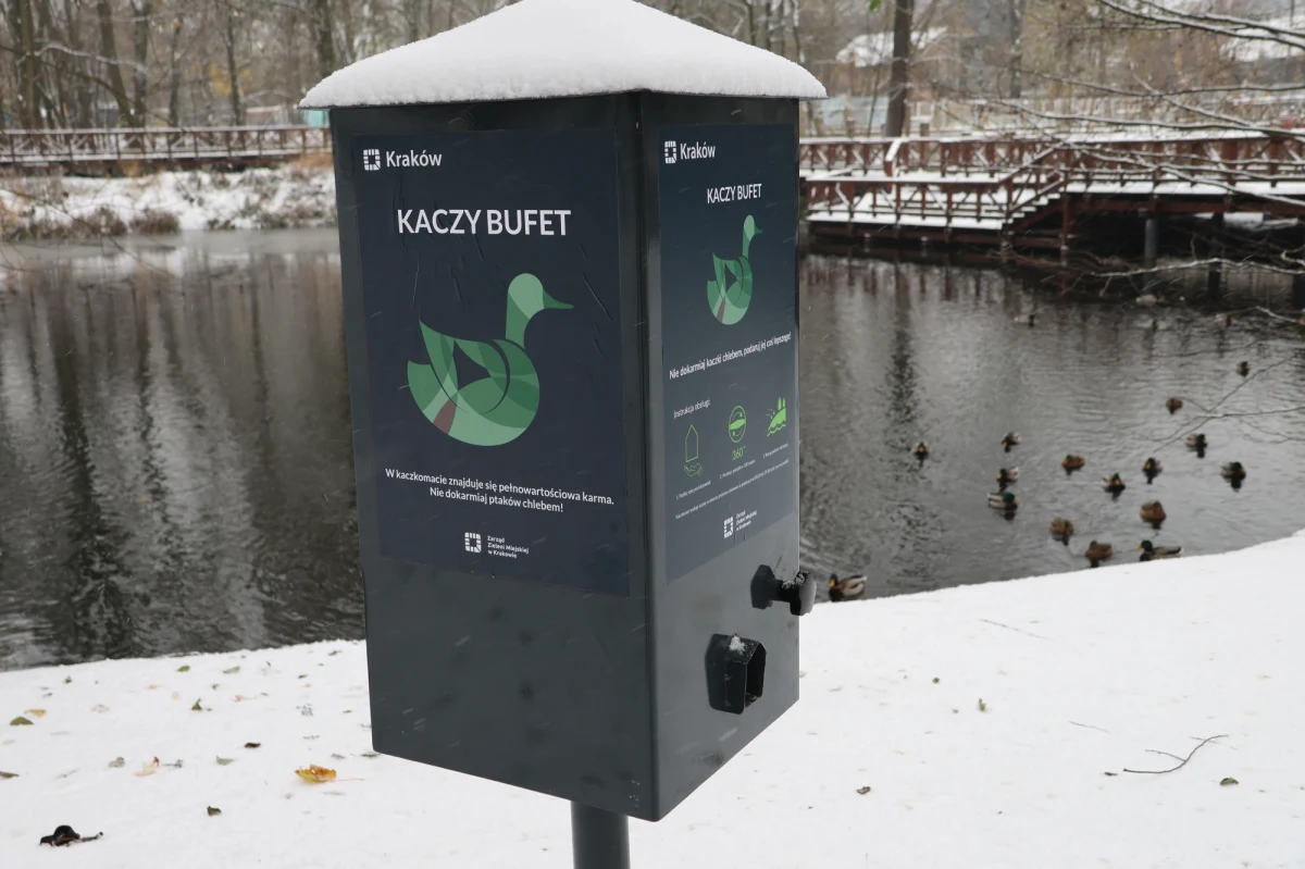 W Krakowie stanęły kaczkomaty, czyli urządzenia z karmą bezpieczną dla ptaków. To projekt realizowany przez Zarząd Zieleni Miejskiej, a finansowany z budżetu obywatelskiego.