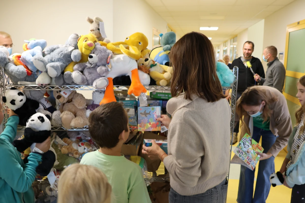Pluszowe maskotki, misie, pandy, wiewiórki, ale też gry czy puzzle dostali mali pacjenci Uniwersyteckiego Szpitala Dziecięcego w Krakowie. Dziś fundacja "Mam Marzenie" rozdała tam przytulanki z okazji Dnia Pluszowego Misia.