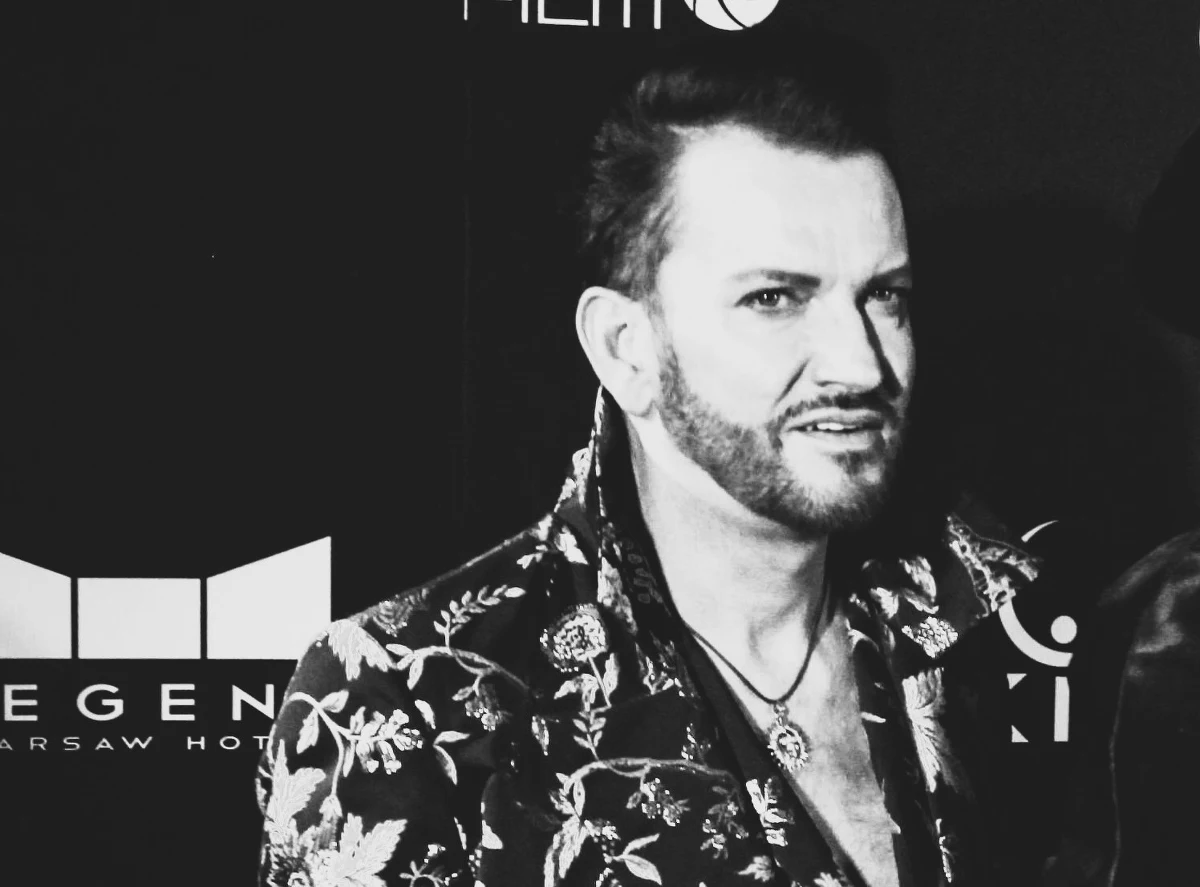 Zmarł projektant i bohater programu telewizyjnego "Królowe życia" - Gabriel Seweryn. Mężczyzna doznał nagłego zatrzymania krążenia. Zmarł w wieku 56 lat.