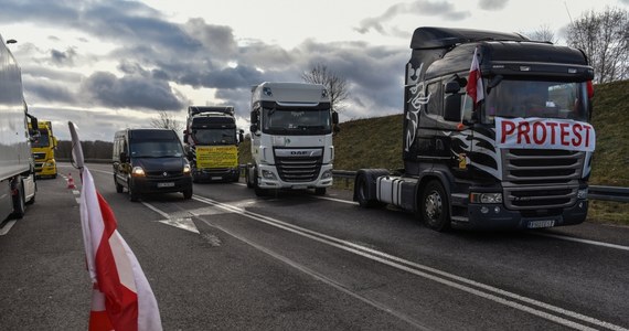 Zmiany w systemie e-Kolejka, dodatkowe pasy ruchu na przejściach dla pustych ciężarówek wracających do Unii Europejskiej i temat protestów na granicy polsko-ukraińskiej znajdą się w programie posiedzenia rady UE ds. transportu. Ten punkt umieszczono na końcu zaplanowanego na najbliższy poniedziałek spotkania. Takie informacje uzyskała korespondentka RMF FM w Brukseli.