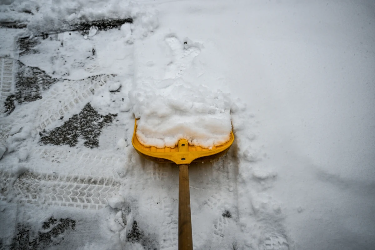 Synoptycy zapowiadają na środę opady śniegu i temperaturę od okolic zera do nawet 6 stopni na minusie. Bez śniegu będzie jedynie w centralnym pasie Polski. Lekkie ocieplenie może nadejść w czwartek. Na południowym wschodzie kraju na termometrach może pojawić się kilka stopni powyżej zera.
