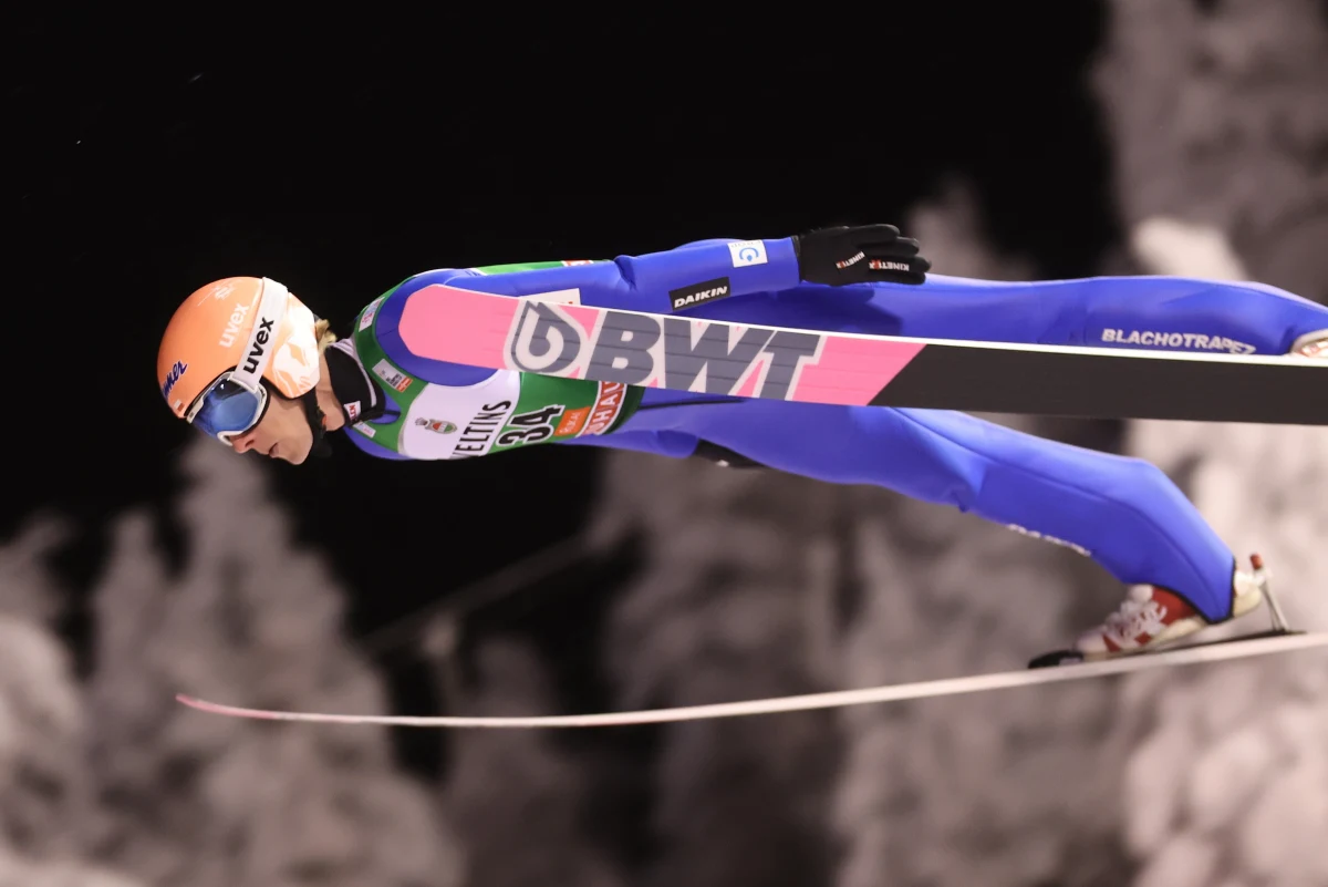 Reprezentacja Polski w skokach narciarskich przystąpi do zawodów w norweskim Lillehammer w najbliższy weekend w identycznym składzie jak na inaugurację w fińskiej Ruce - poinformował w swoich mediach społecznościowych Polski Związek Narciarski. Na skoczni zobaczymy: Dawida Kubackiego, Kamila Stocha, Piotra Żyłę, Pawła Wąska i Aleksandra Zniszczoła. Nasi skoczkowie mają za sobą już pierwsze treningi na norweskiej skoczni.