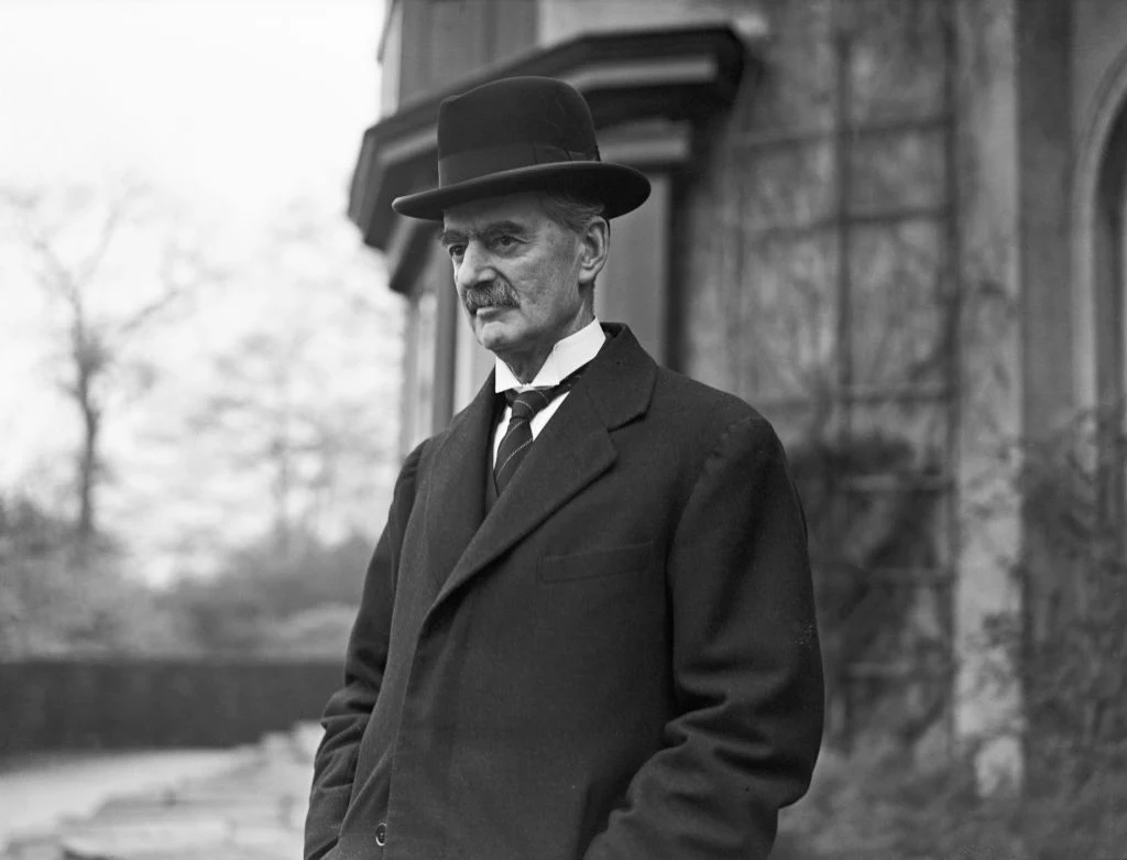 Brytyjski premier Neville Chamberlain przeszedł do historii jako polityk daleko idących ustępstw wobec Adolfa Hitlera