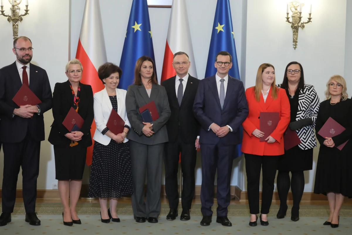 Liczba członków rządu, który podziała jeszcze tylko 12 dni, po raz pierwszy spadła poniżej setki. Jeszcze w niedzielę składał się ze 107 osób i 58 pełnomocników, w nowym wydaniu liczy tylko 93 członków i tylko 57 pełnomocników. Mówiąc obrazowo, rząd dalej zająłby trzy autokary, ale w niektórych z nich byłoby trochę więcej miejsca.