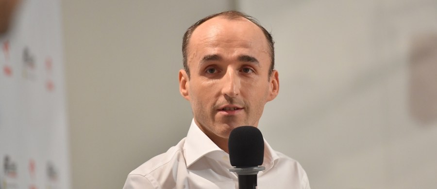 Robert Kubica będzie startował w wyścigach długodystansowych za kierownicą Ferrari. 38-letni kierowca o kolejne 3 lata przedłużył umowę z koncernem Orlen. "Mam nadzieję, że będziecie ze mnie dumni. Miałem tydzień temu krótką chwilę na zapoznanie się z autem. Czekam na przyszły sezon, choć najpierw na odpoczynek, naładowanie baterii" - powiedział kierowca na konferencji w Warszawie. 