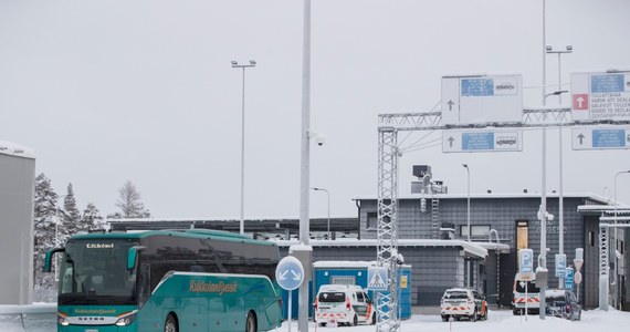 Frontex - Europejska Agencja Straży Granicznej - rozpoczyna misję w Finlandii. Jak dowiedział się reporter RMF FM, to odpowiedź na prośbę władz w Helsinkach w związku z narastającym kryzysem migracyjnym na granicy z Rosją. Moskwa otworzyła nowy kierunek wojny hybrydowej i kieruje migrantów na północną granicę Unii. 
