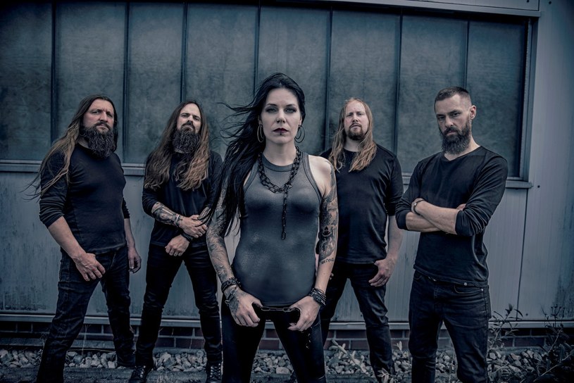 Specjalizująca się w melodyjnym death metalu, niemiecka grupa Hiraes wypuściła nowy singel, którym zapowiada drugą płytę. 