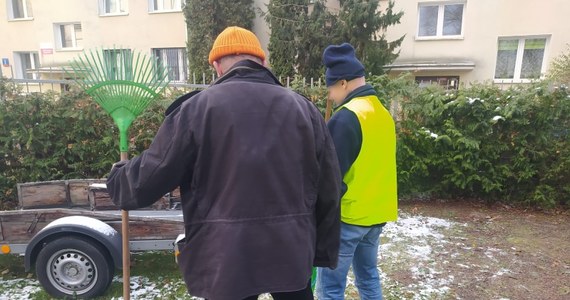 Dwóch pijanych mężczyzn porządkowało teren przy ul. Orląt Lwowskich w Ursusie. Zataczających się pracowników zauważył rano kierowca samochodu, który przejeżdżał obok. 
