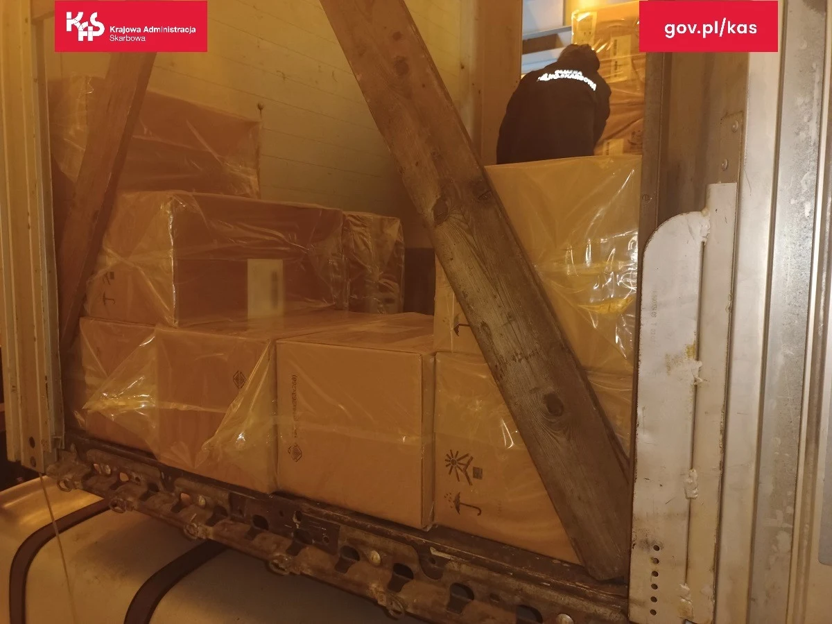 Przemyt ponad 100 tys. paczek papierosów udaremnili celnicy z Koroszczyna. Kontrabanda była ukryta w rzekomo pustej naczepie ciężarówki, która wjechała do Polski z Białorusi. Szacunkowa wartość rynkowa wyrobów tytoniowych to 1,7 mln złotych.

