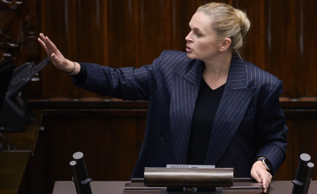 Nawet po kilku dniach obrad w nowym Sejmie daje się zauważyć wprowadzenie istotnych zmian, organizujących pracę bardziej efektywnie i w zgodzie z zapomnianymi na kilka lat zasadami. Tempo wydarzeń nie zawsze pozwala to odnotować, zmiany warto jednak zauważyć.