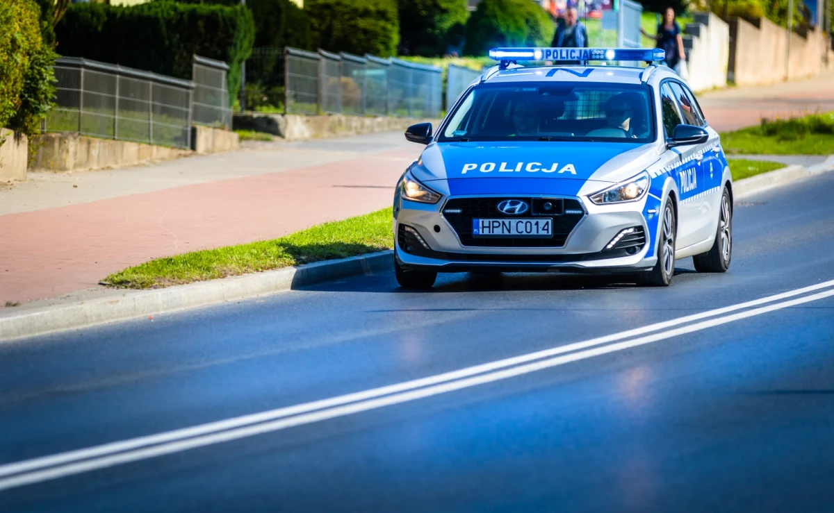 Po kilkukilometrowym pościgu szczecińscy policjanci zatrzymali mężczyznę, który próbował uniknąć kontroli drogowej. Kierowca nie miał uprawnień, w dodatku tablice rejestracyjne auta były kradzione.