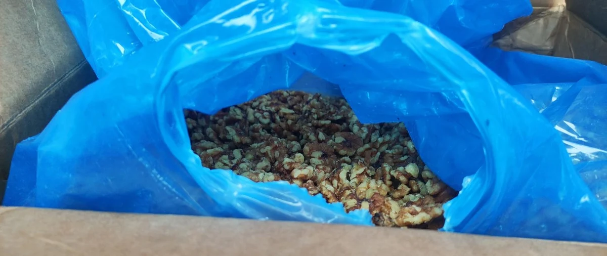 Małopolska Krajowa Administracja Skarbowa skontrolowała samochód ciężarowy z ładunkiem 18 ton bakalii. Okazało się, że towar jest przeterminowany, a w niektórych opakowaniach były martwe owady. Odbiorcy towaru grozi kara do 1 mln złotych.