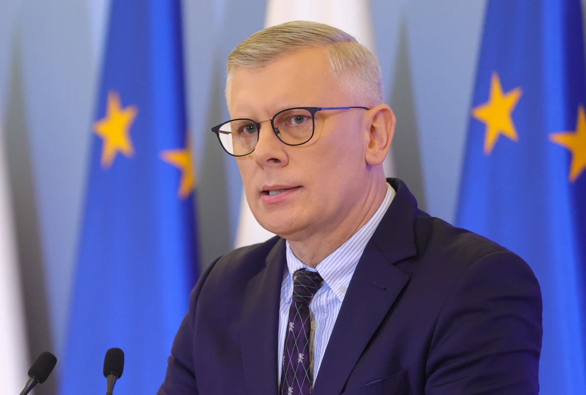 Komisji ds. badania rosyjskich wpływów przedstawiła raport cząstkowy z trzech miesięcy prac. Członkowie komisji zalecają, aby nie powierzać stanowisk publicznych odpowiadających za bezpieczeństwo państwa Donaldowi Tuskowi, Jackowi Cichockiemu, Bogdanowi Klichowi, Tomaszowi Siemoniakowi i Bartłomiejowi Sienkiewiczowi. „Ich zły nadzór doprowadził do nieprawidłowych działań SKW” – stwierdził członek komisji Andrzej Zybertowicz. W środę w wieczornym bloku głosowań Sejm odwołał członków komisji. 